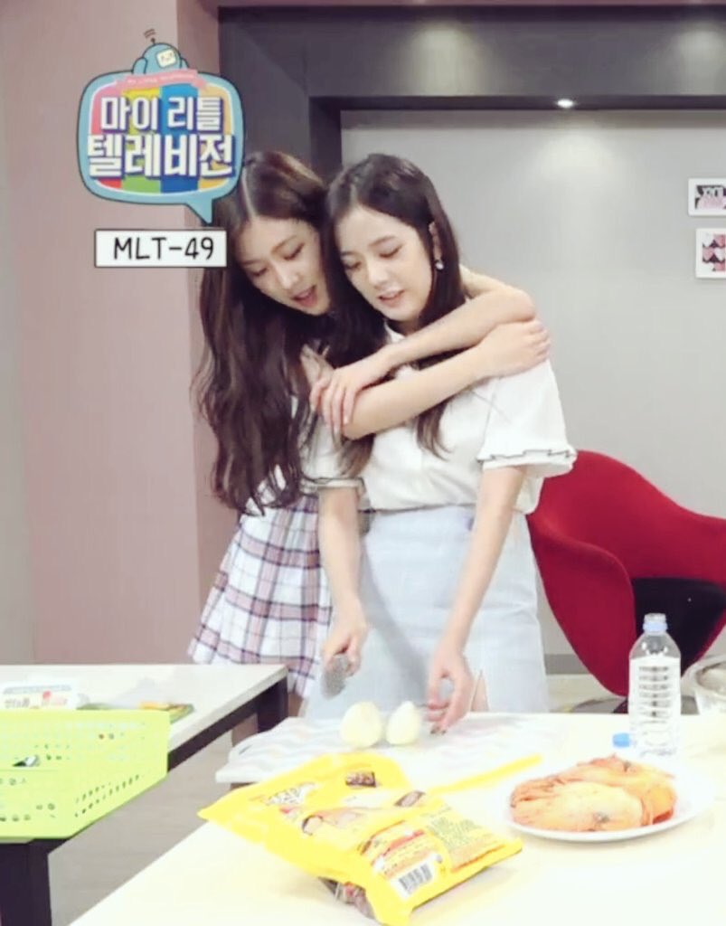 This is really just how she backhugs Jisoo because of their height difference. MY FCKING HEART CANNOT