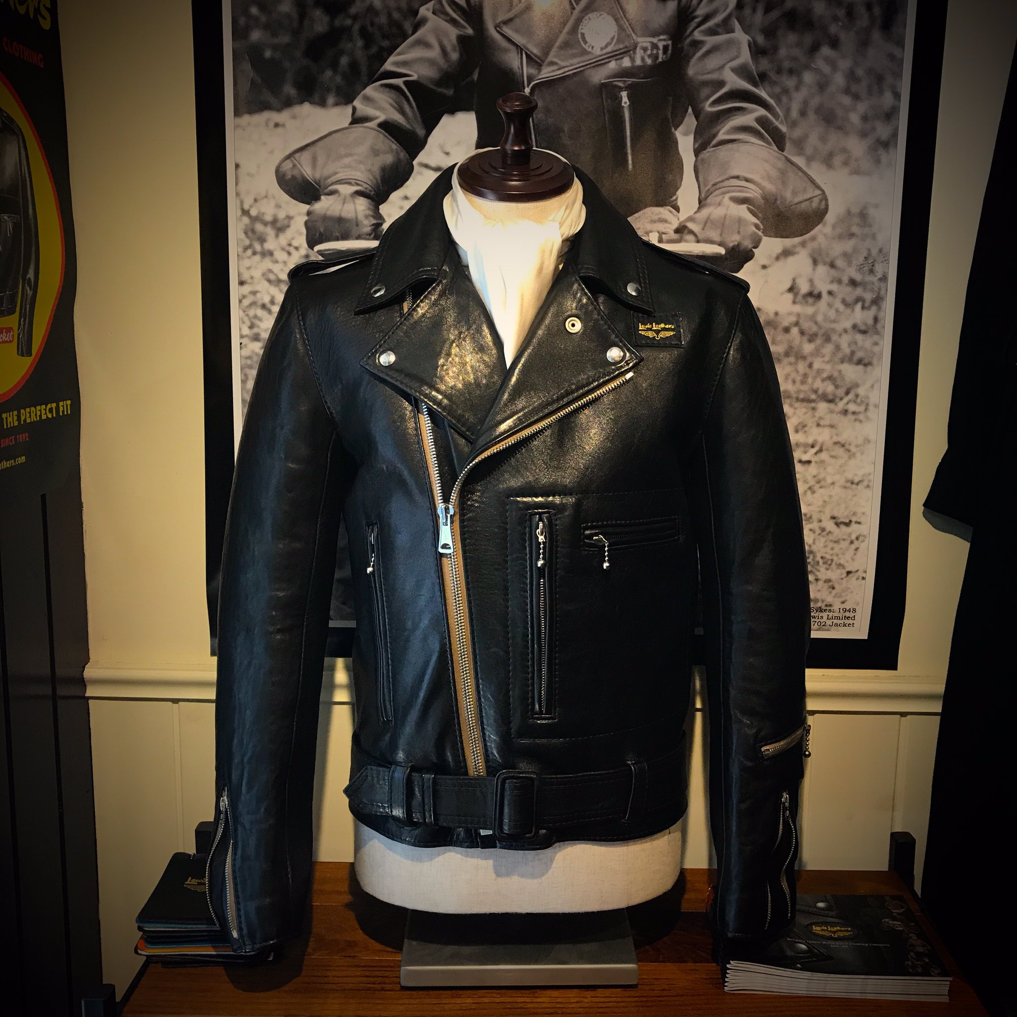 Lewis Leathers Japan Silk Scarf ルイスレザーズsilk 100 のシルクスカーフです レザージャケットを更にクラシックな雰囲気にしてくれます 写真1枚目 中央 右 12 000 Tax 写真1枚目 左 15 000 Tax 写真2枚目 着用例 Lewisleathers