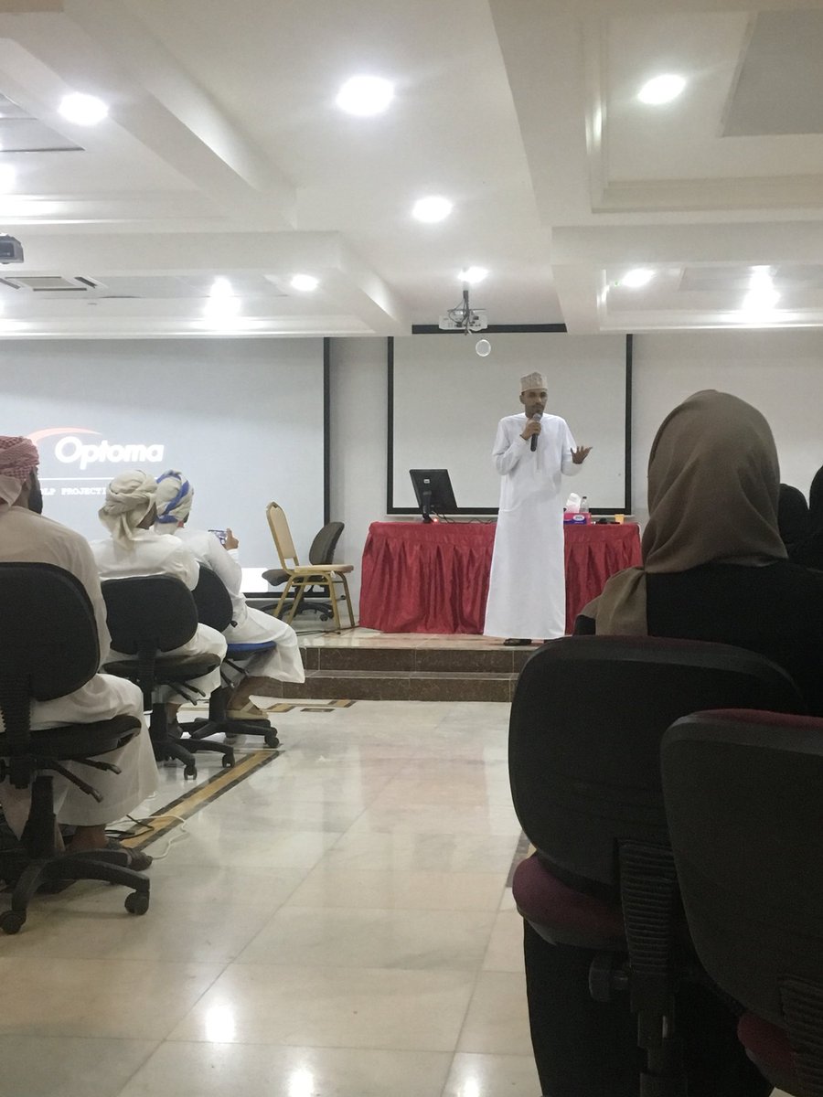 NADHRA_5's tweet photo. تستمر المفاجآت والورش الرائعة في #مائة_مبتكر_عماني_5 بحضور مستشار التوظيف محمود الغزالي. تحدث عن التوظيف وكيفية اعداد السيرة الذاتية بالإضافة إلى كيفية التجهيز والدخول إلى مقابلات العمل.
#شركة_نظرة 
#مائة_مبتكر_عماني_5 
#نظرة_الإبداع https://t.co/S57otLXPbM