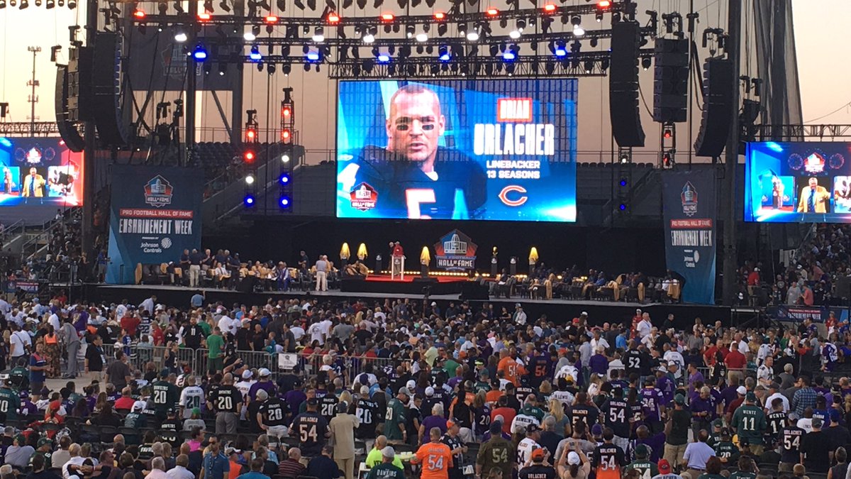 cullock's tweet photo. Watching my football idol get enshrined tonight. Loved watching you play the game! #PFHOF18 @BUrlacher54 https://t.co/1wtmxYwRfM