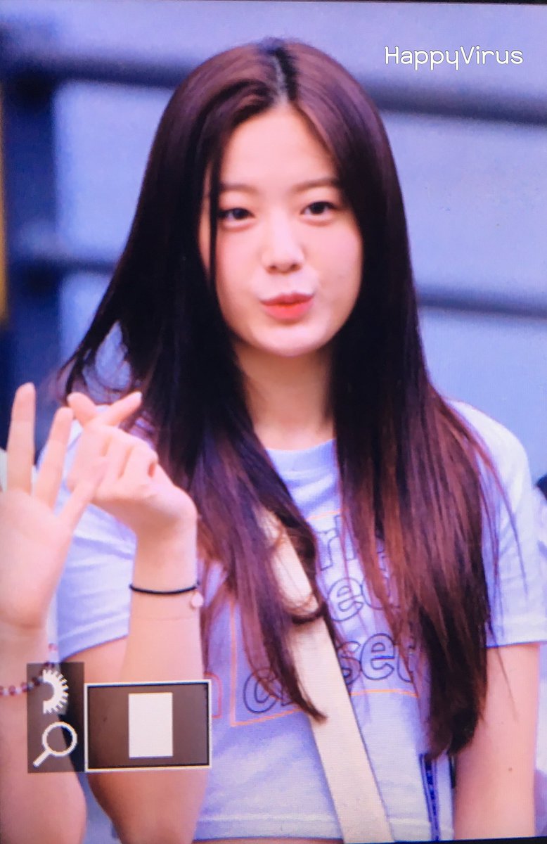 Fromis9_GaeJuk2's tweet photo. 180805 프로듀스48 출근길 프리뷰

규리야 오랜만이야♡

#장규리 #프로듀스48 #보고싶었어 https://t.co/TEQLNYZpie