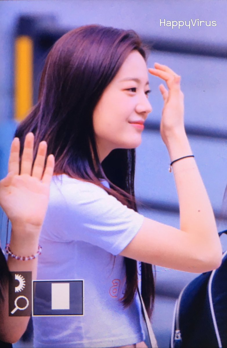 Fromis9_GaeJuk2's tweet photo. 180805 프로듀스48 출근길 프리뷰

규리야 오랜만이야♡

#장규리 #프로듀스48 #보고싶었어 https://t.co/TEQLNYZpie