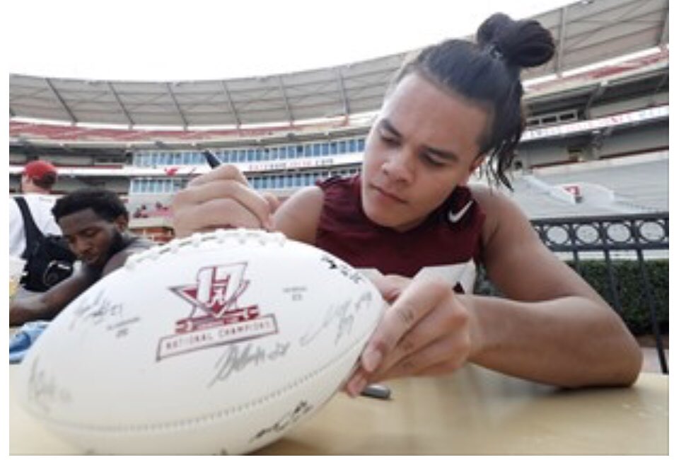 My Cam signing autographs on Fan Day 👀🙏🏻👌🏼.. #RollTide #20 #AlabamaFanDay