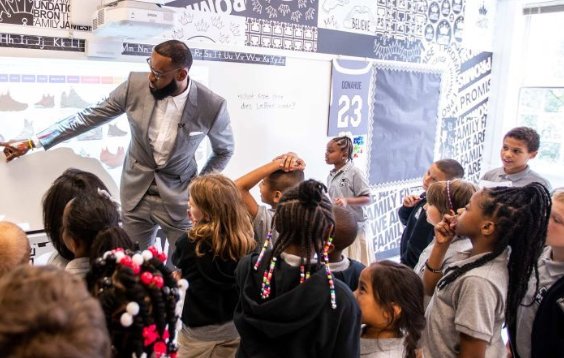 RWwatchMA's tweet photo. @RealBillRussell Love what you've doing for young people @KingJames.  Love you too @RealBillRussell. https://t.co/WTvTPojz3P