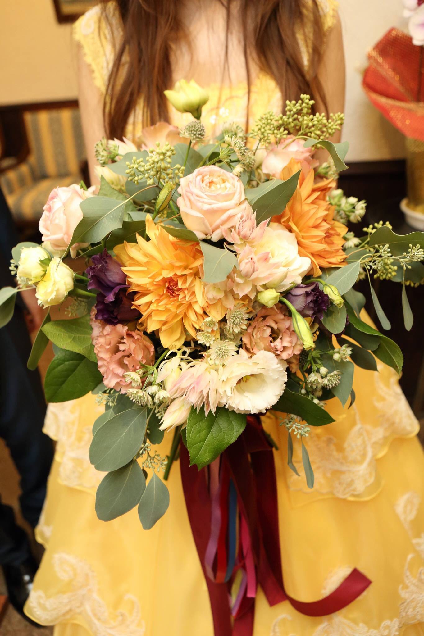 小田原の結婚式場 ベルジュール たっくさんのお花や葉材をひとつにまとめたクラッチのブーケです ナチュラルなブーケはダウンヘアスタイルにもピッタリ 花冠とセットで より自然な雰囲気に ベルジュール 小田原 結婚式 ブーケ クラッチ