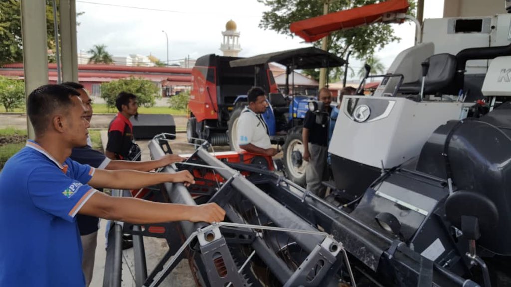 mada_malaysia's tweet photo. Taklimat teknikal Mesin Jentuai Mini oleh pihak Kubota bertempat di PPK H-II Kepala Batas

#madamabeles 
#OurFoodOurFuture https://t.co/EPeYliwZvR
