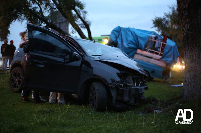 ADNoticiasMex's tweet photo. Choque entre una camioneta de redilas y un automóvil marca Renault. El accidente se produjo por el exceso de velocidad de los vehículos, cuyos conductores perdieron el control y se impactaron contra árboles del camellón. 

#AlertaVialAD https://t.co/6lmidz06ij