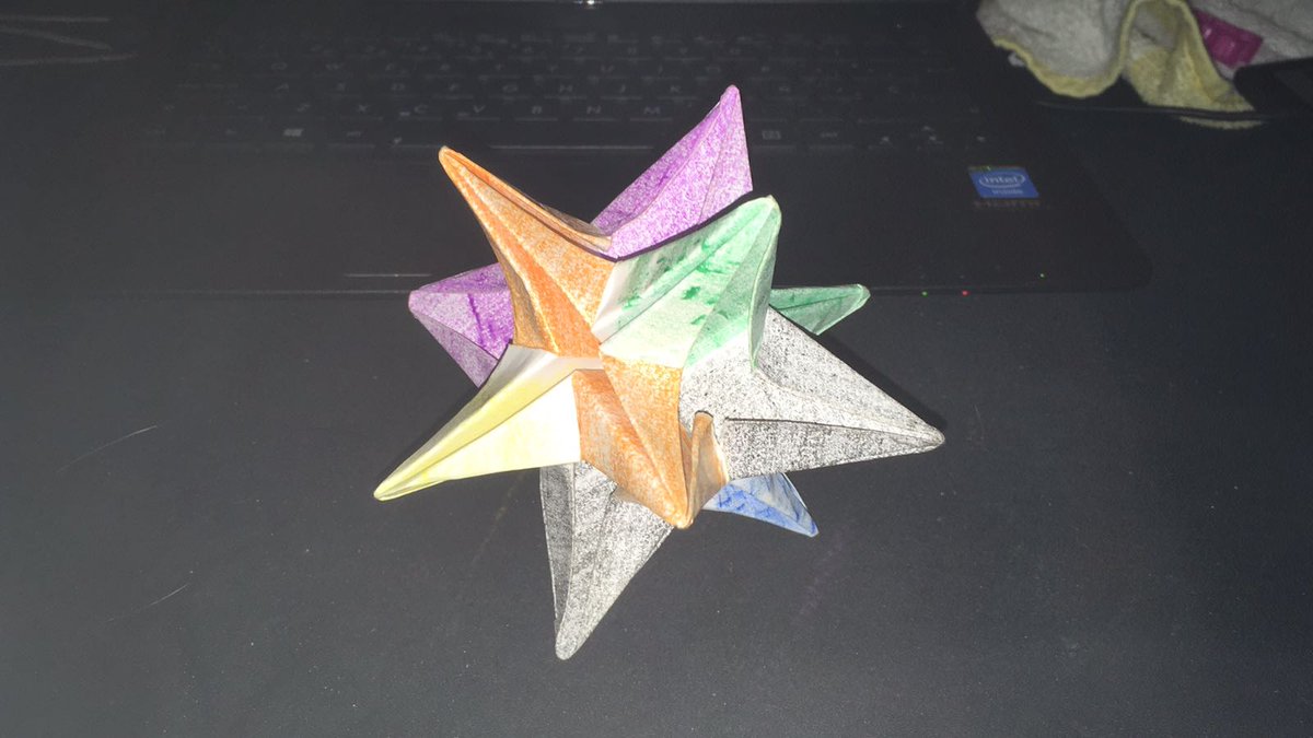 mmart659's tweet photo. Amb GeoGebra3D podem aprendre com doblegar un quadrat i crear el mòdul d'origami necessari per construir unes magnífiques estrelles de 12 puntes.
https://t.co/RmlnOjZ7Mh  @geogebra  #matxat #nadal #laboratoridemates https://t.co/YCylIyjZiY