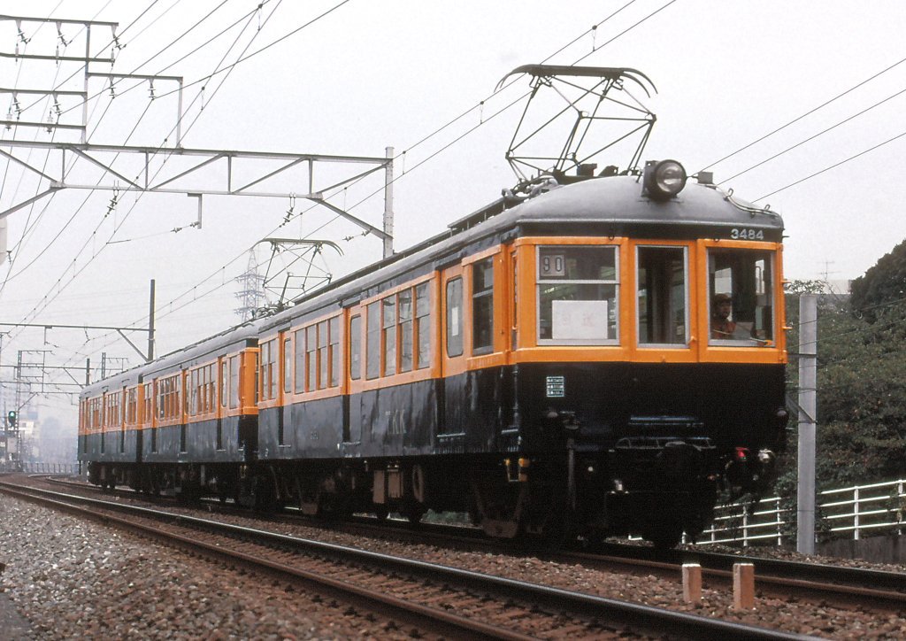 ta6411's tweet photo. 引退を前に昭和40年代初期までのツートンカラーに復刻されたデハ3450形3484。この時は他にデハ3452、3472の合計3編成が戻されましたね。長津田工場出場後の回送ですが、回送札がなく手書きです(^^;1988.10撮影。
#東急 #デハ3450形 #田園都市線 https://t.co/TrFfe9VEe2