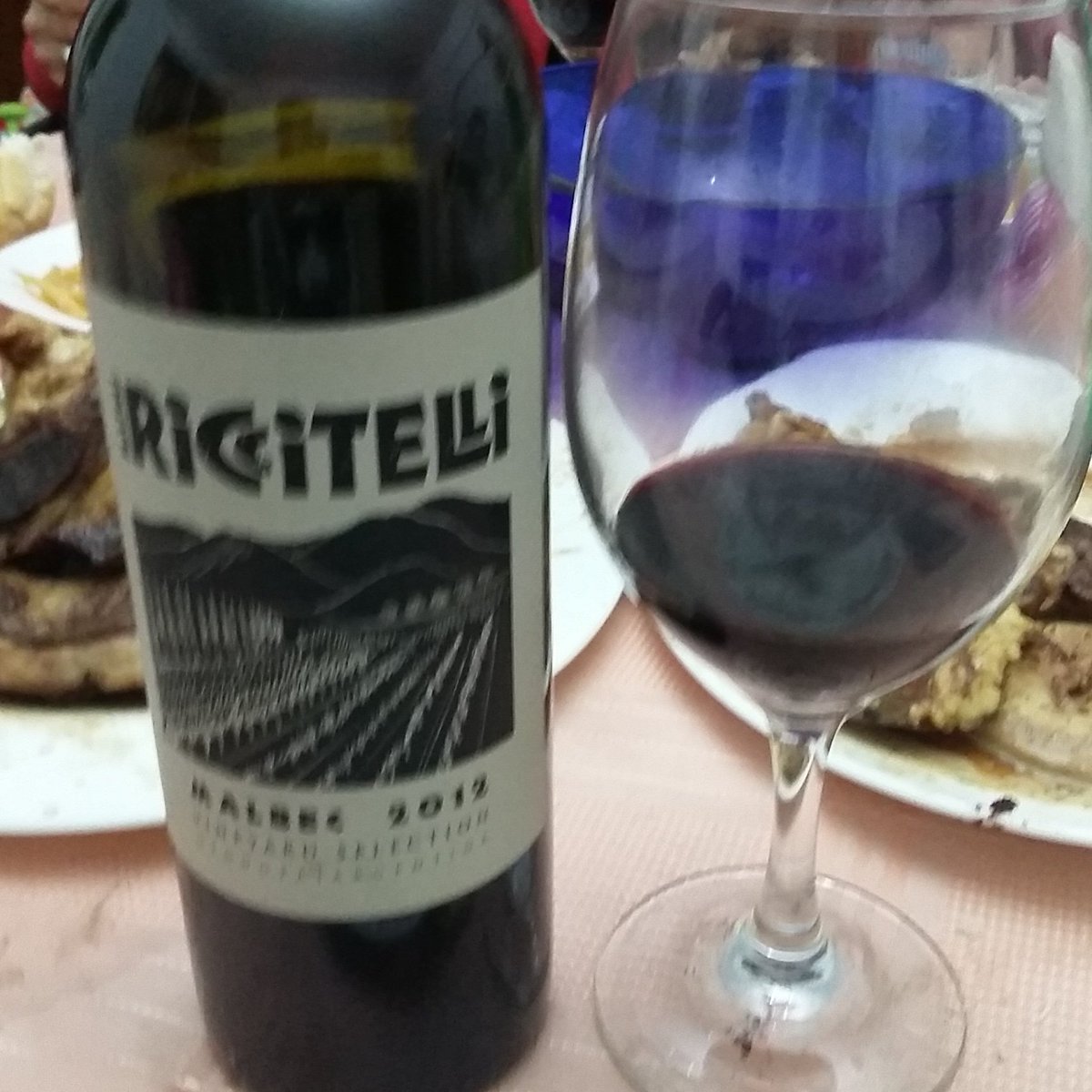 Un_buen_vino's tweet photo. Sabado, familia, parrilla y un gran vino para la ocasion!! Salud!!! @RiccitelliWines #Malbec2012 #VineyardSelection https://t.co/RO33A8rQt0