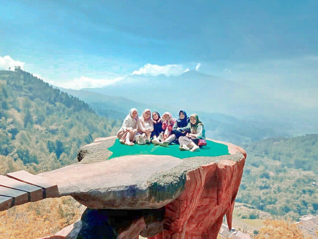 Happy Weekend! Goa Pinus bisa menjadi solusi tempat liburan menarik untuk kalian yang sedang berada di kawasan Batu. Photo by Aiznursalim