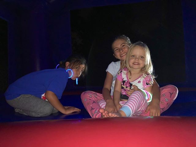 SanderRotmensen's tweet image. Almost tomorrow and they are still jumping! #bouncingcastle #fun #birthday #partytillmidnight #nosleep #3yearold