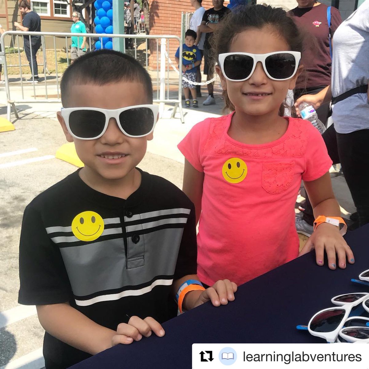 BooksandCookies's tweet photo. So many smiles! Such a great day at #learninglabventures 8th Annual Back To School Giveaway #LLVBACK2School #booksandcookiesgives #booksandcookies #storytime #learnandplay https://t.co/DjLOJnk0TG