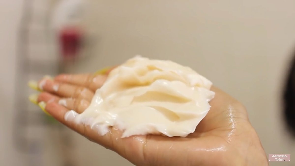 hell0kam's tweet photo. Instructions : Use dime size amount of conditioner 
People w curly hair : https://t.co/ZTk512OYJl