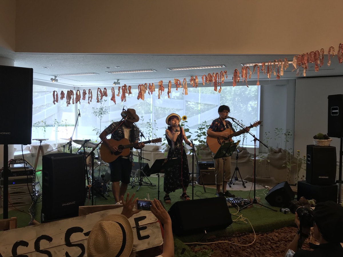 rockfilljam's tweet photo. ヤドサガシさん始まりました!
今回はサポートギターさんが加わってよりサウンドに厚みが増して素敵です
どんどんお客様が吸い寄せられています
#RFJ2018 https://t.co/VzFE6EzQRP