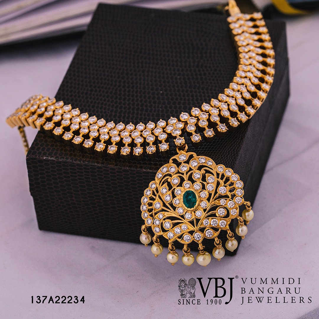 Elevate your outfit with this expertly-crafted Emerald, Pearl and Diamond necklace from VBJ

Gold Purity: 22 kt
Gross Weight: 115.5 g

#VBJ #vbj1900 #emeraldandpearl #goldnecklace #diamondnecklace #momentsmadecomplete
#VummidiBangaruJewellers