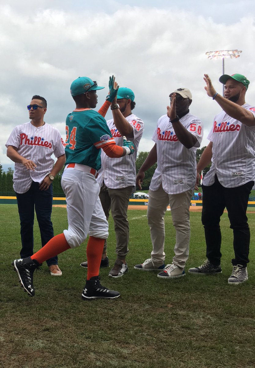 deportes_rpc's tweet photo. ¡CON LOS GRANDES! ⚾ Los peloteritos de Vacamonte representantes de Latinoamérica saludaron a los jugadores de los Phillies que se hicieron presentes en Williamsport. 😎🔝 Ya están jugando ante Japón en su segundo partido. Transmisión por ESPN2. #LLWS2018 https://t.co/eLjZ2LIH43