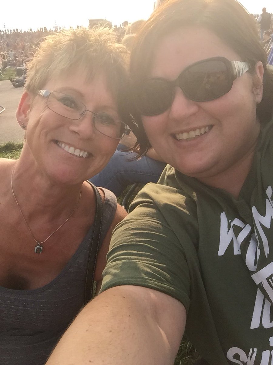 OPrintworks's tweet photo. #lynyrdskynyrd #hankwilliamsjr #hollywoodcasinoampitheatre #lovethelifeyoulive #itsthelittlethings #family #happiness https://t.co/0awPe0h5cl