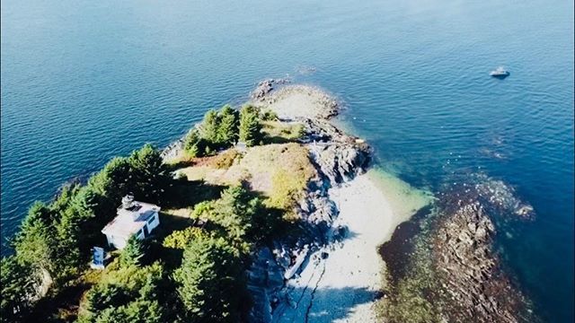 WesternLens's tweet image. New weather and AIS site going up at guard island. ift.tt/2Pn878B