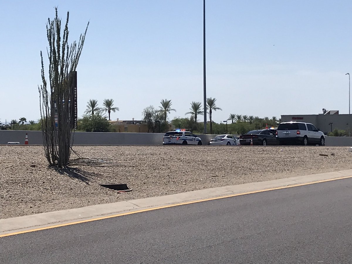 MVphotoFox10's tweet photo. Vehicle off left at SB SR101 at MP12 Near bell road. A female in the vehicle was found unresponsive with a rope around her neck. The HOV #1/#2 lanes are blocked. The scene is currently under investigation.
 #Fox10phoenix #azdps https://t.co/fpR4AY4A9R