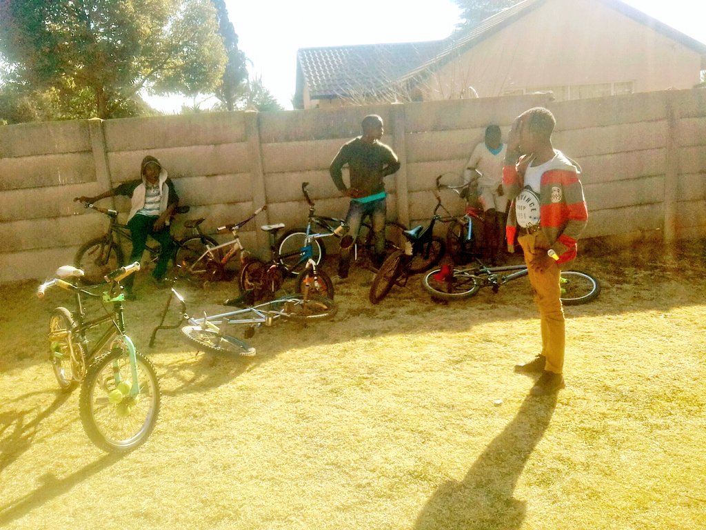 JimmySm48424927's tweet photo. My family pics. We think what to do next
#BMX
#vans https://t.co/NVlawqYlUM