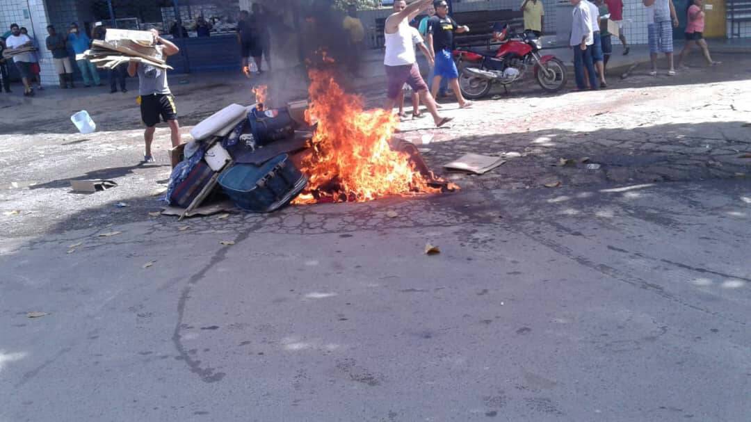 PableOstos's tweet image. #19Ago 1. Caso #Pacaraima: Comisiones del EJB y la GNB habilitaron ayer #18Agos en el Fuerte Roraima de Santa Elena de Uairén unas instalaciones de alojamiento provisional para los venezolanos. 
-Realizaron un censo y atendieron a 1.197 personas.