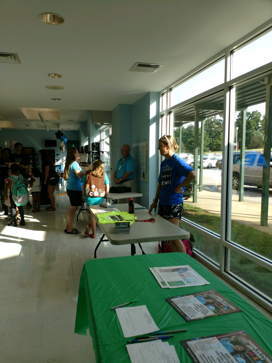 SarahLiebenrood's tweet photo. We can’t wait for another season of #runhard club at Bryson! Thanks for coming to Meet the Teacher night! #brysonbearsbelieve #believeexcelsucceed 🐻❤️ https://t.co/Eo1olNAi74