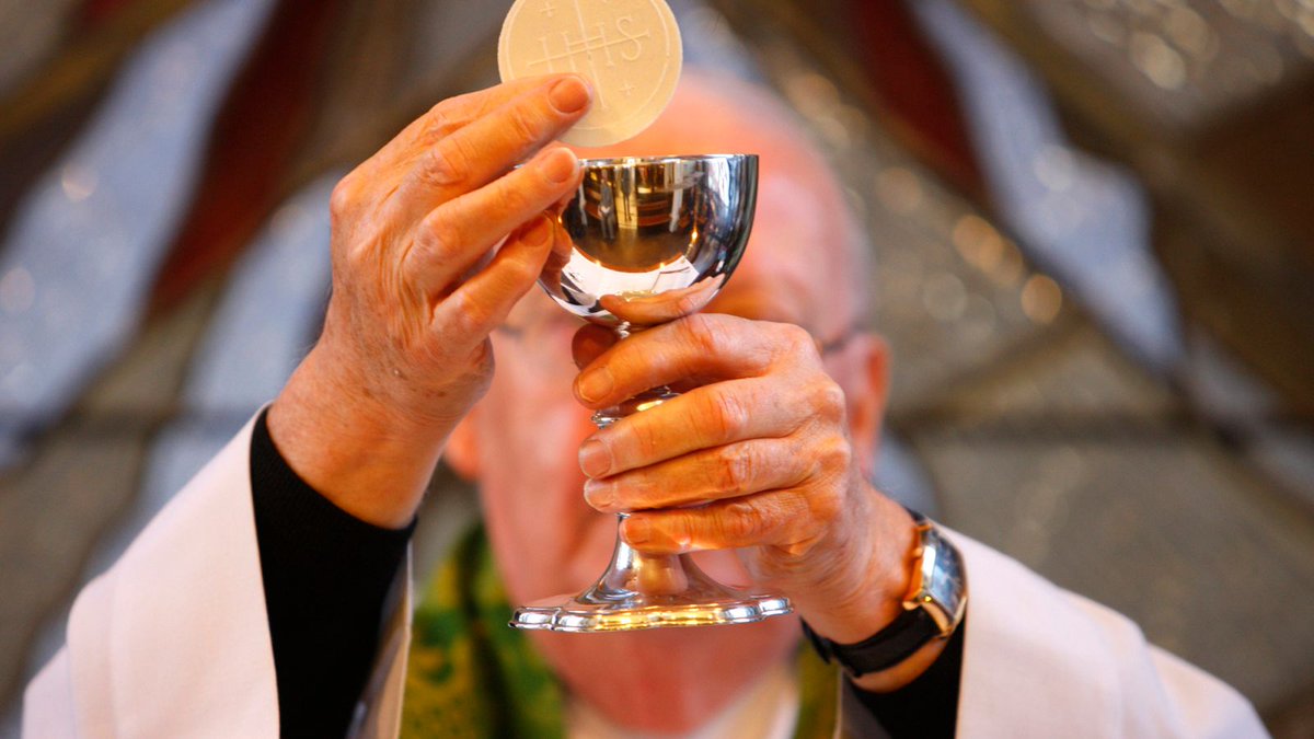 TheOnion's tweet image. Fantasizing Priest Accidentally Turns Communion Wafer Into Body Of Altar Boy trib.al/FN3hrpu