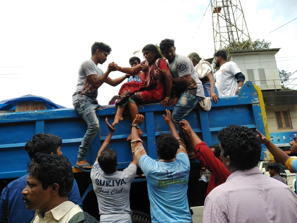 ManobalaV's tweet photo. Pathanamthitta district @Suriya_offl fans are carrying out the rescue works at flood affected regions.👏🏻👏🏻

#KeralaFloods2018 #KeralaReliefFund https://t.co/FckbxcDXi6