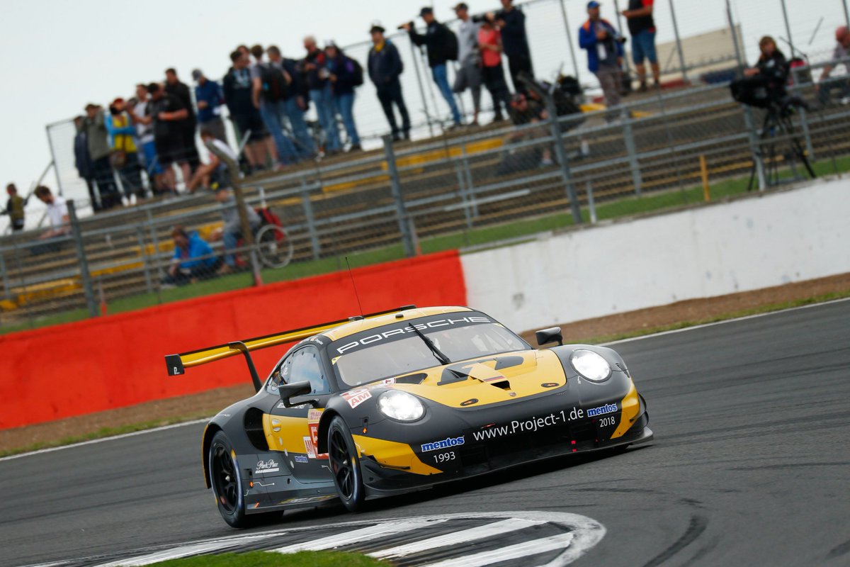 Porsche_Iberica's tweet image. 🔶 No nos olvidamos de la categoría LMGTE-AM, donde el #Porsche #911RSR del #TeamProject1 n56 lleva en P1 casi toda la carrera demostrando su competitividad. Un autentico martillo 🔨 vuelta tras vuelta. #VamosPorsche #6hSilverstone