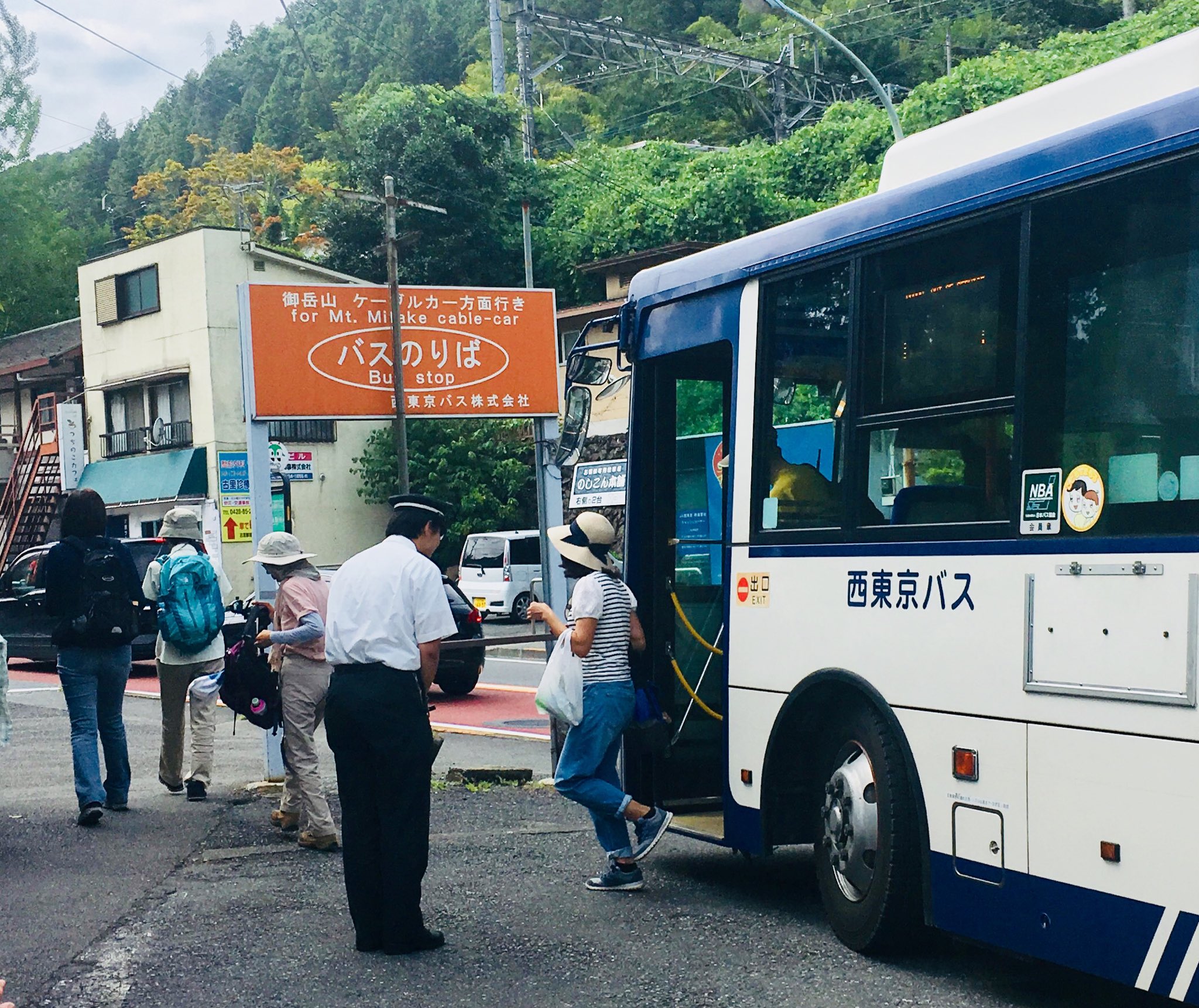 ジュン 御岳山のバスの運転手さんは降りるお客さんひとりひとりに挨拶をして送り出していた その本当に心がこもったお辞儀に感動した 御岳山 西東京バス 挨拶 丁寧 T Co Wm7e8mo6lo Twitter