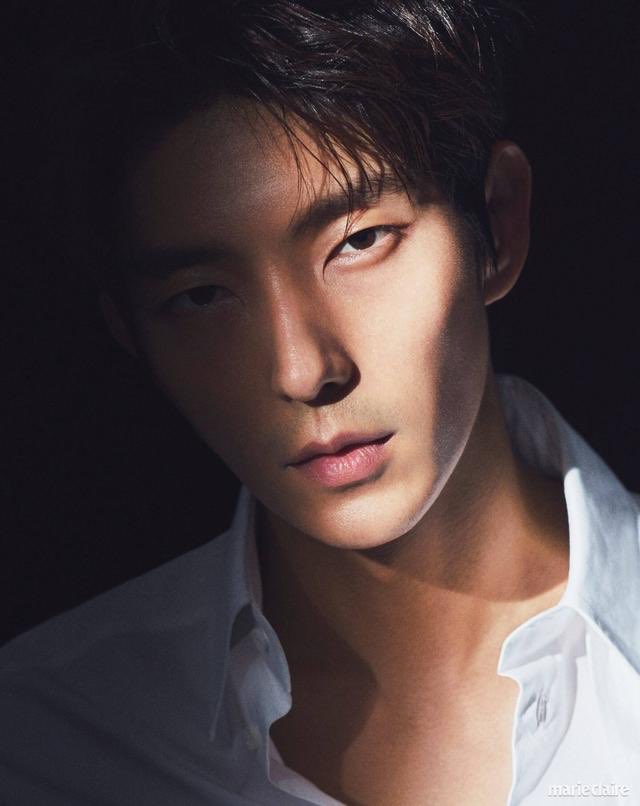 JoonGiTurkey's tweet photo. Lee Joon Gi, jiu-Jitsu yaparken yüzünü incitmiş,bu yüzden son zamanlarda maske ile çok sık görüntülenmişti.Arkadaşının  durumunu açıklamasından sonra iyi olduğuna dair bir kaç paylaşım yapmıştır. Joon Gi durumunun tamamen iyi olduğunu belirtmiş,arkadaşı da paylaşımını silmiştir. https://t.co/xj4MovIjMn