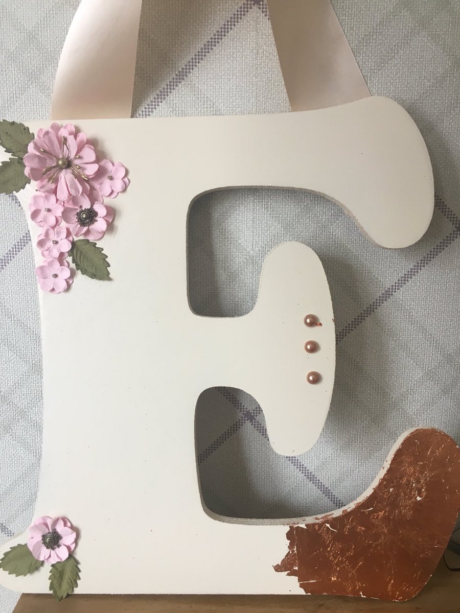 Tag11Gallagher's tweet photo. Loving this pretty monogram for a special little lady. #copperleaf #monograms #crafting https://t.co/WOIqjrucno