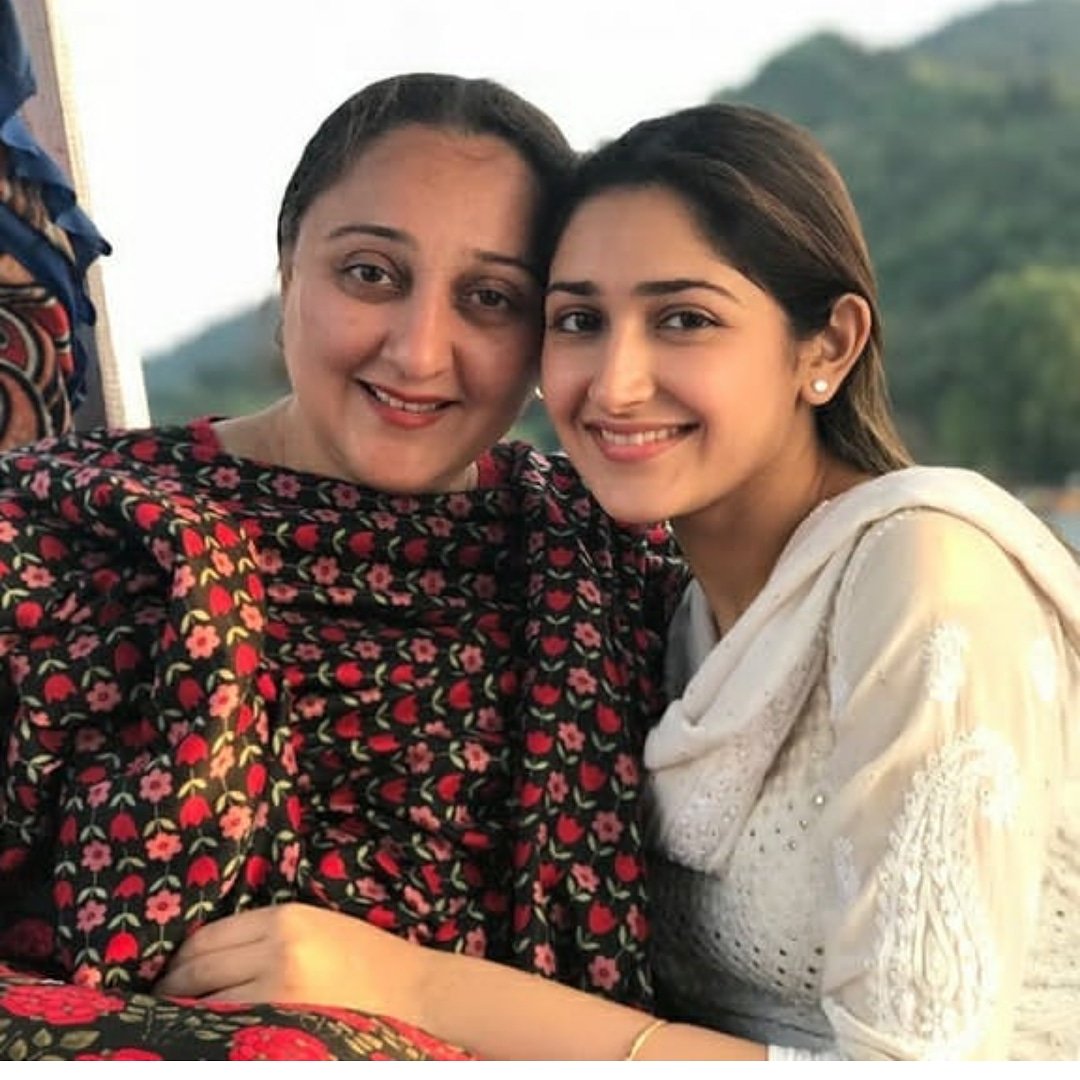filmifriday's tweet photo. . @sayyeshaa with her mom❤️ https://t.co/BDNpAV16Dw