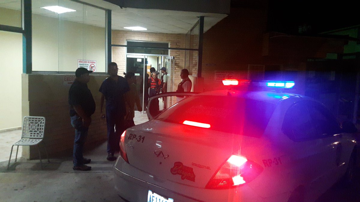 miguel10burgos's tweet photo. (2/2) Se levanto un procedimiento administrativo para llegar a los responsables de la clinica. Quedaron tres directivos detenidos y puestos a la orden del Ministerio Público. Que sepan estos bandidos que el pueblo tiene un gobierno que los defiende  @rafaellacava10 @NicolasMaduro https://t.co/zbK1HUsodD