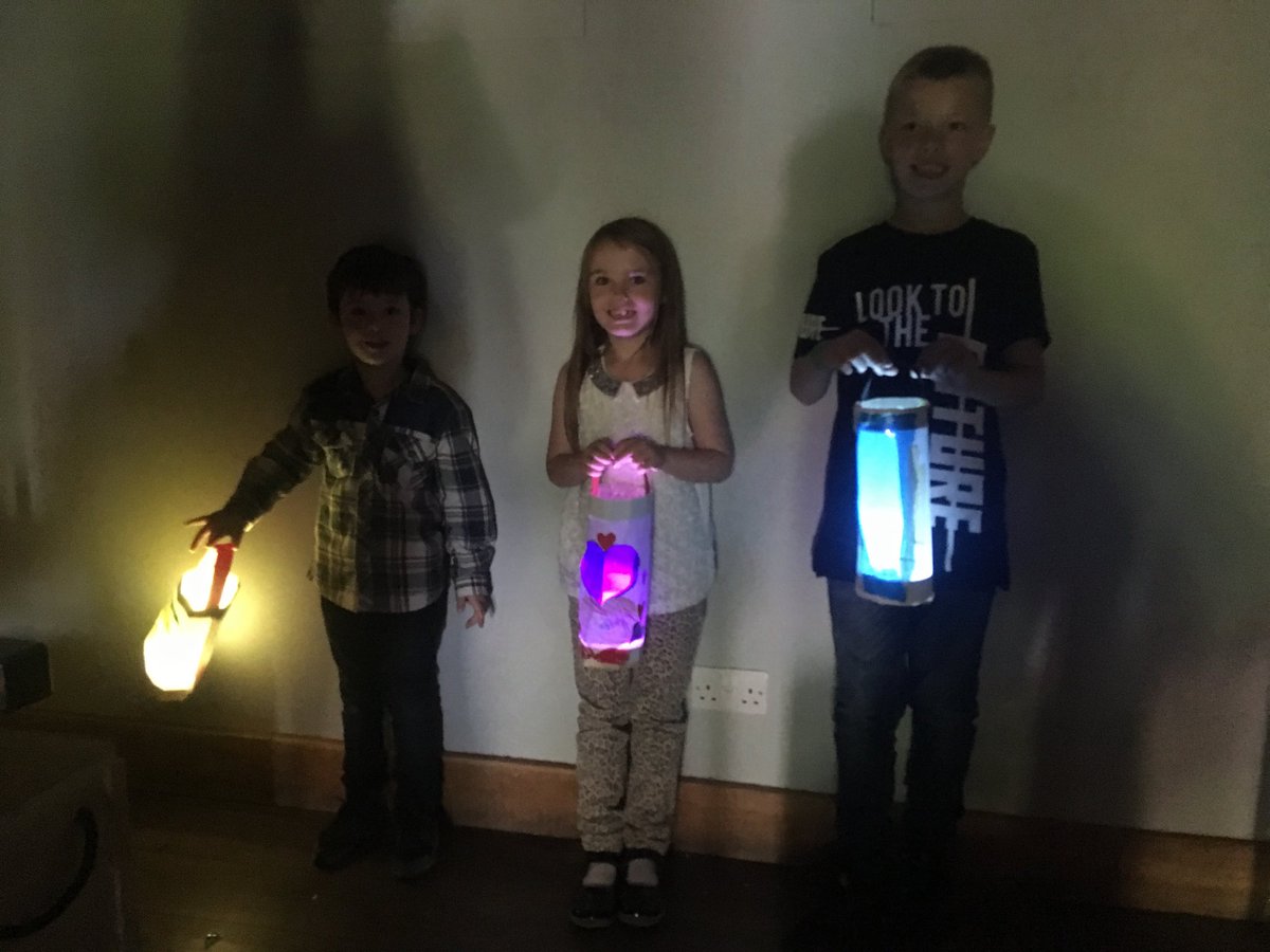 onefivewest's tweet photo. Our last (but not least!!) lanterns of the day to wrap up a fab ⁦@chesterzoo⁩ workshop weekend! #wildworldsatcz https://t.co/2PuiqgYq50