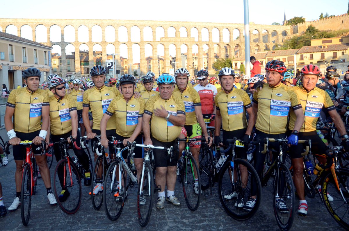 crstobalcabezas's tweet photo. Las leyendas de #Reynolds #30añosdeAmarillo #LaPerico2018 #TDF88 #Ciclismo #Cycling #ClassicCycling #CristobalCabezas (Imagen: Efe) https://t.co/Rm8FRZpq8H