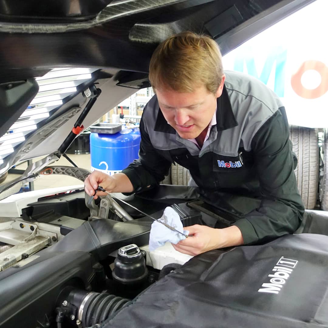 Shmee150's tweet photo. Check of the dipstick to confirm all is correct and the oil change service is completed! New experience for me with @Mobil1 and the Workshop Programme at @GCMotors #Lamborghini #Gallardo #Mobil1 #WorkshopProgramme #GCMotors #Shmee150 #ad https://t.co/g66tKJvv0O