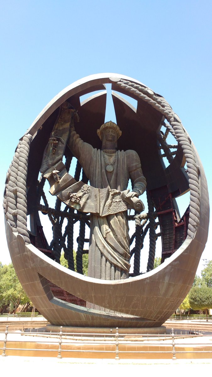 EstrellaCine's tweet photo. Esto es una VERGÜENZA. Por favor, más vigilancia a este monumento. Hasta que no se lleven al propio Colón no van a parar. Mes tras mes roban más planchas de bronce.  @Ayto_Sevilla @PoliciaSevilla @policia @AndaluciaJunta https://t.co/5iKkgBRNbL