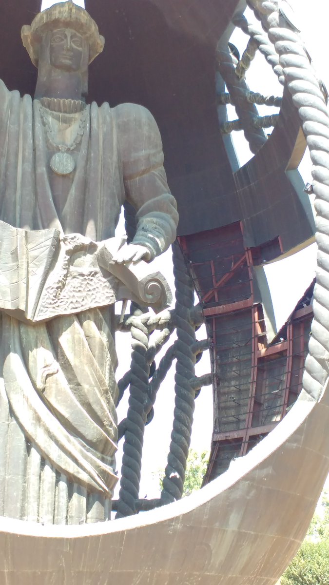 EstrellaCine's tweet photo. Esto es una VERGÜENZA. Por favor, más vigilancia a este monumento. Hasta que no se lleven al propio Colón no van a parar. Mes tras mes roban más planchas de bronce.  @Ayto_Sevilla @PoliciaSevilla @policia @AndaluciaJunta https://t.co/5iKkgBRNbL