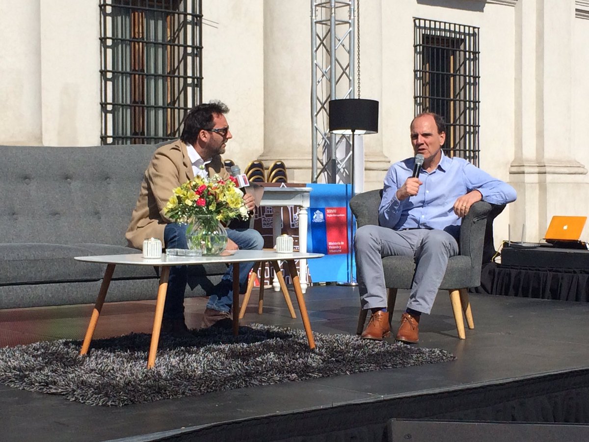 Minvu's tweet image. El ministro @cmonckeberg conversa con @danielexhuevo en la Plaza de la Constitución sobre el #NuevoSubsidioParaLaClaseMedia que recientemente anunció el Presidente @sebastianpinera #ChileLoConstruimosTodos