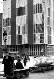 Francesc Català-Roca 
(Valls, Tarragona, 19 de marzo de 1922 - Barcelona, 5 de marzo de 1998)
#DiaMundialdelaFotografia

Edificio de viviendas de #coderch en la #Barceloneta 

 #arquitectura #Fotografía