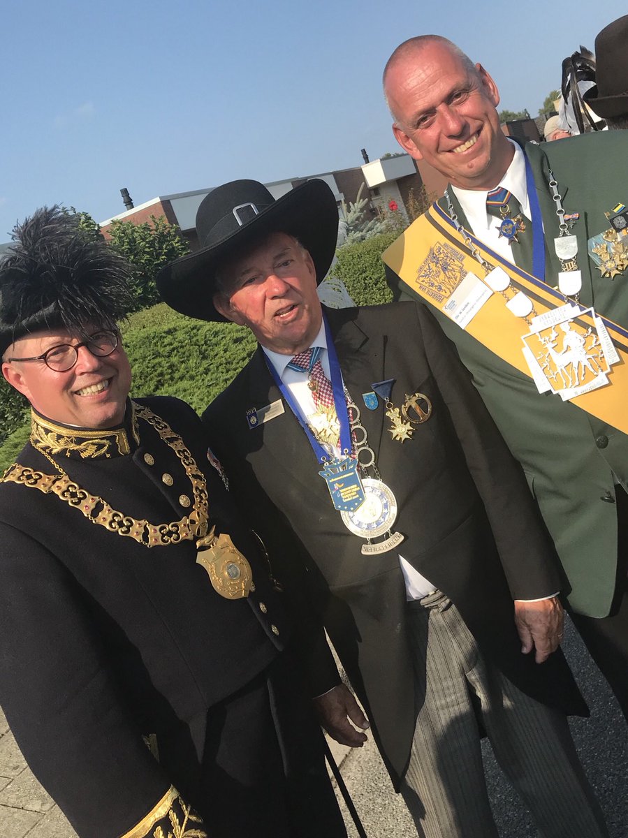 TheoBovens's tweet photo. In #Neer @gemeenteleudal #EST2018 Drie presidenten van de grootste Nederlandse schuttersfederaties @GerKoopmans #josverbeeten en @Wim63Sanders samen op de foto https://t.co/KDqOWiK5PI