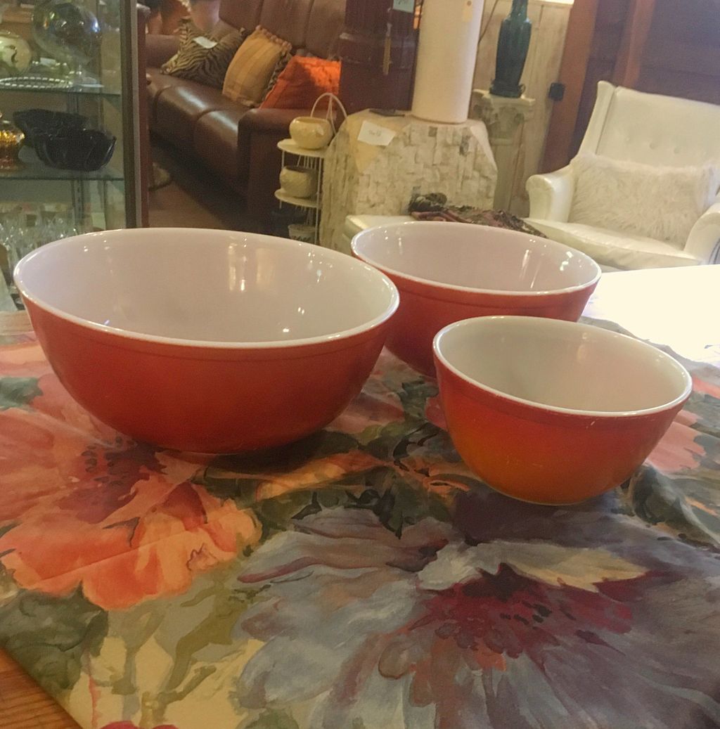 Pyrex!!! There is always a lot of great Pyrex in our store. These are just a few. 

#pyrex #shoplocal #brattleboro #pyrexbowls