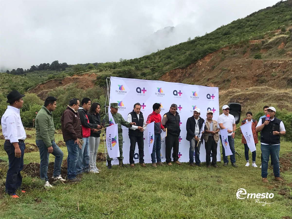 JErnestoRuiz's tweet photo. Me alegra que, con pequeñas acciones, sumemos vida a nuestro planeta. Gracias a @tvaztecaoaxaca, @CONAFOR y @KybernusOaxaca por invitarnos a ser parte de la construcción de un nuevo Bosque Metropolitano este domingo. #Oaxaca https://t.co/nBP2HBldNS
