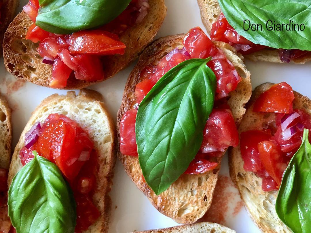 DonGiardino's tweet photo. Bruschetta ❤️ the Italian way of fastfood . . Bei der Masse an Tomaten gibt es derzeit jeden Tag irgendwas tomatiges 😂 aber wisst ihr was, ich liebe es 😍😃 . . #bruschetta #italian #italianway #italianfastfood #italianfood #tomatos #oliveoil… https://t.co/QOjX6I7n4p https://t.co/DhRDU2SYdO