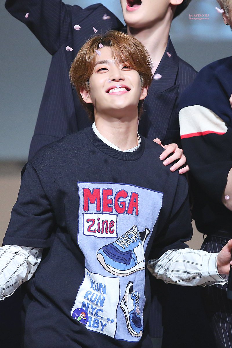 kimmyungjun_com's tweet photo. 180818 메이크스타 팬싸인회 #아스트로 #ASTRO #엠제이 #MJ #アストロ #너잖아 @offclASTRO 

💟너로 가득해 1000%💟 https://t.co/QfbSqNgA2Q