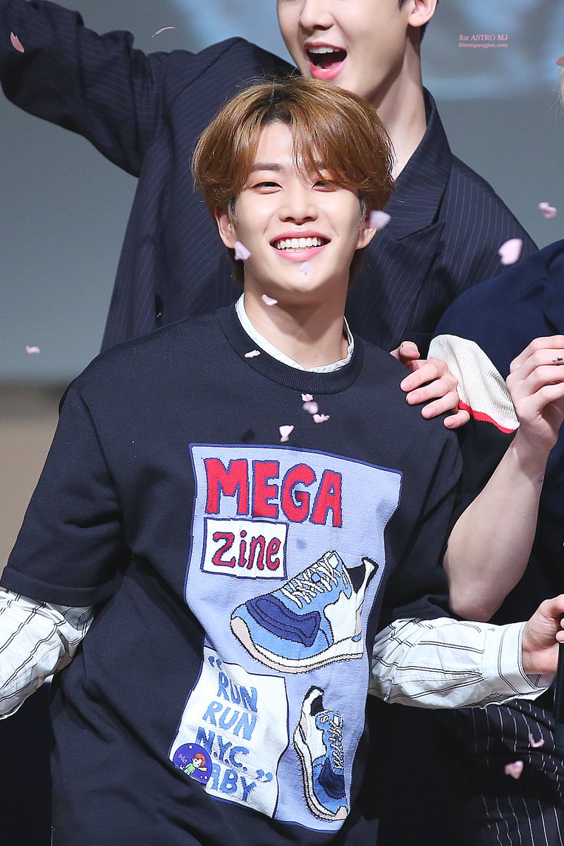 kimmyungjun_com's tweet photo. 180818 메이크스타 팬싸인회 #아스트로 #ASTRO #엠제이 #MJ #アストロ #너잖아 @offclASTRO 

💟너로 가득해 1000%💟 https://t.co/QfbSqNgA2Q
