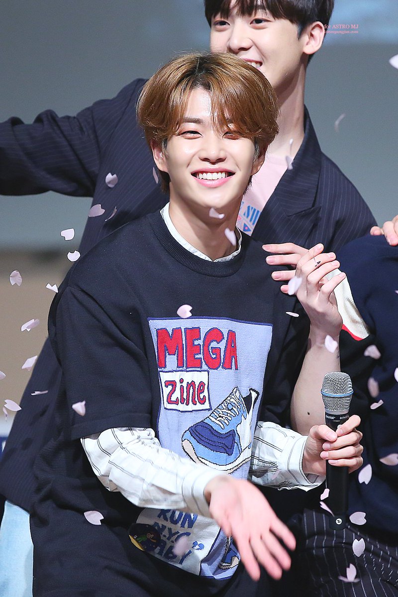 kimmyungjun_com's tweet photo. 180818 메이크스타 팬싸인회 #아스트로 #ASTRO #엠제이 #MJ #アストロ #너잖아 @offclASTRO 

💟너로 가득해 1000%💟 https://t.co/QfbSqNgA2Q