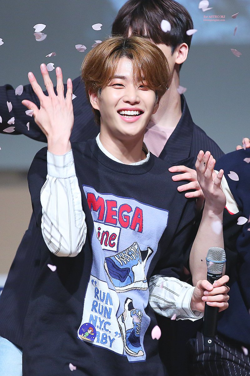 kimmyungjun_com's tweet photo. 180818 메이크스타 팬싸인회 #아스트로 #ASTRO #엠제이 #MJ #アストロ #너잖아 @offclASTRO 

💟너로 가득해 1000%💟 https://t.co/QfbSqNgA2Q